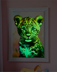 Leopard Traumbild im Rahmen – personalisiert & sanft leuchtend