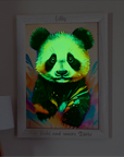 Pandabär Traumbild im Rahmen – personalisiert mit Glow-Magie