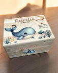 Süsse unterwasserwelt mit wal und mond auf holzkiste bedruckt mit Geburtsdaten und 3D Namen aus Acrylglas veredelt