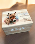 erinnerungskiste aus holz mit einem süssen Eseli bedruckt und personalisiert mit 3D Namen mit Geburtsdaten gelasert