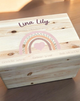 Personalisierte Erinnerungskiste Regenbogen Mädchen mit Name bedruckt – liebevolles Geschenk zur Geburt