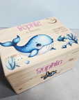 Süsse unterwasserwelt mit wal und mond auf holzkiste bedruckt mit Geburtsdaten und 3D Namen aus Acrylglas veredelt