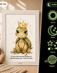 Glow Dreams Krafttier Schildkröte – personalisiertes Leuchtbild für Kinder mit Schildkröte, Name und sanft leuchtendem Nachtbegleiter im Holzrahmen