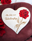 Herzförmiges Holzbrett mit einer schönen Roten Rose bedruckt und Texten graviert