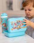 Kinder Znünibox Paw Patrol Candy L von Koziol in Blau mit Clipverschluss und Junge im Hintergrund