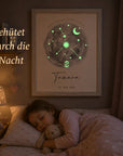 personalisierter glow dreams sternzeichen bilderrahmen im kinderzimmer mit schlafendem kind und kraftfarbe aquarellkreis