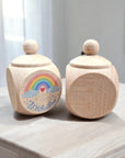 wunderschöne Zahndosen aus ahornholz mit verschliessbarmen Deckel und Regenbogen Print auf hellem Tisch