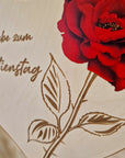 Herzförmiges Holzbrett "zum Valentienstag" personalisierbar