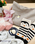 Übersicht von Geschenken vom Schwangerschaftskalender für Mamas-to-be. Antirutsch-Socken mit Pingu-Motiv, Silber-Halskette, Armband, Halstuch für Baby, Socken.