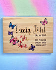 Ein Taufgeschenk für Mädchen. Eine Schmetterlings-Blumen Erinnerungskiste, personalisiert mit Namen und Geburtsdaten auf Deckel.