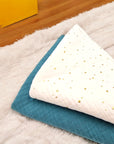 baby-nuschi-weiss-goldglitzer-und-aqua-auf-fellboden