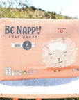 Vorderseite von lachsfarbener Verpackung von Be Nappy Windeln Grösse Zwei, 3-6kg. Mit Schafmotiv und Gütesiegel auf Verpackung. Verpackung beinhaltet 42 Windeln.