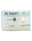 Vorderseite von hellgrüner, pastellfarbener Verpackung von Be Nappy Windeln für Neugeborene, Grösse Eins 2-5kg. Mit Schafmotiv und Gütesiegel auf Verpackung. Verpackung beinhaltet 27 Windeln.