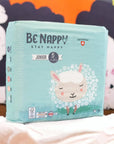 Vorderseite von hellblauer Verpackung von Be Nappy Windeln Grösse Fünf, 11-25kg. Mit Schafmotiv und Gütesiegel auf Verpackung. Verpackung beinhaltet 36 Windeln.