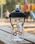 camelbak Trinkflasche auf kinderspielplatz mit safarizug Motiv und Namen personalisiert