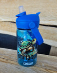 camelbak blau mit blauem Aufsatz und stohhalm bedruckt mit Schildkröte und personalisiert mit Namen