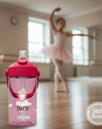 schöne pinke camelbak trikflasche mit ballerina und namen bedruckt im hintergrund tanzt ein mädchen