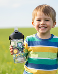 kleiner junge mit camelbak trinkfalsche und john deere motive und namen personalisiert auf einer wiese