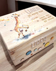 erinnerungskiste aus holz mit einer happy Giraffe bedruckt und personalisiert mit 3D Namen mit Geburtsdaten gelasert