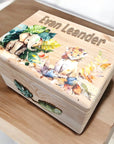 wunderschöne holz erinnerungskiste mit Elefant und Löwe als Safaridesign bedruckt mit 3D Acrylglas Namen personalisiert