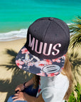 flexfit caps snapback und farbigem Schild mit muus motiv gestickt in rosa auf kopf von mädchen am strand