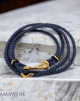 Schönes dunkles Armband mit Goldverschluss, ein Geschenk als Teil vom Schwangerschaftskalender.