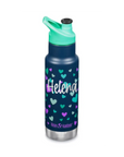 Dunkelblaue Klean Kanteen Kinder Trinkflasche mit violett und grünem Herz-Motiv und türkiser Verschlusskappe, mit Namen personalisierbar.
