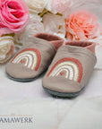 Ein Paar Rosa Lederfinken für Kinder mit beigem Oberleder, welches mit Boho-Regenbogen Motiv bestickt ist. Die Sohle ist aus grauem Leder und rutschfest.