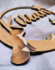 Rundes Namensschild von Mamawerk aus Holz mit bedrucktem Boho Fuchs, Igel und Hase.