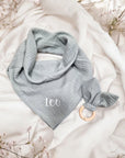 nuschi und beissring geschenkset aus musselin stoff in mint mit namen bestickt
