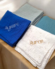 selbstgenähte nuschis aus musselin in der farbe blau, aqua, weiss und mint individuell bestickbar mit namen