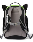 Rückseite von schwarzem Pantherrucksack. Graues Rückenteil, schwarze Schultergurte und grauer Brustgurt, verstellbar. Rechter Schultergurt mit Namen personalisiert.