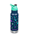 Dunkelblaue Klean Kanteen Kinder Trinkflasche mit violett und grünem Herz-Motiv und türkiser Verschlusskappe, mit Namen personalisierbar.