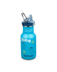 Blaue Klean Kanteen Kinder Trinkflasche mit Dinosaurier-Motiv und schwarzer Verschlusskappe, mit Namen personalisierbar.