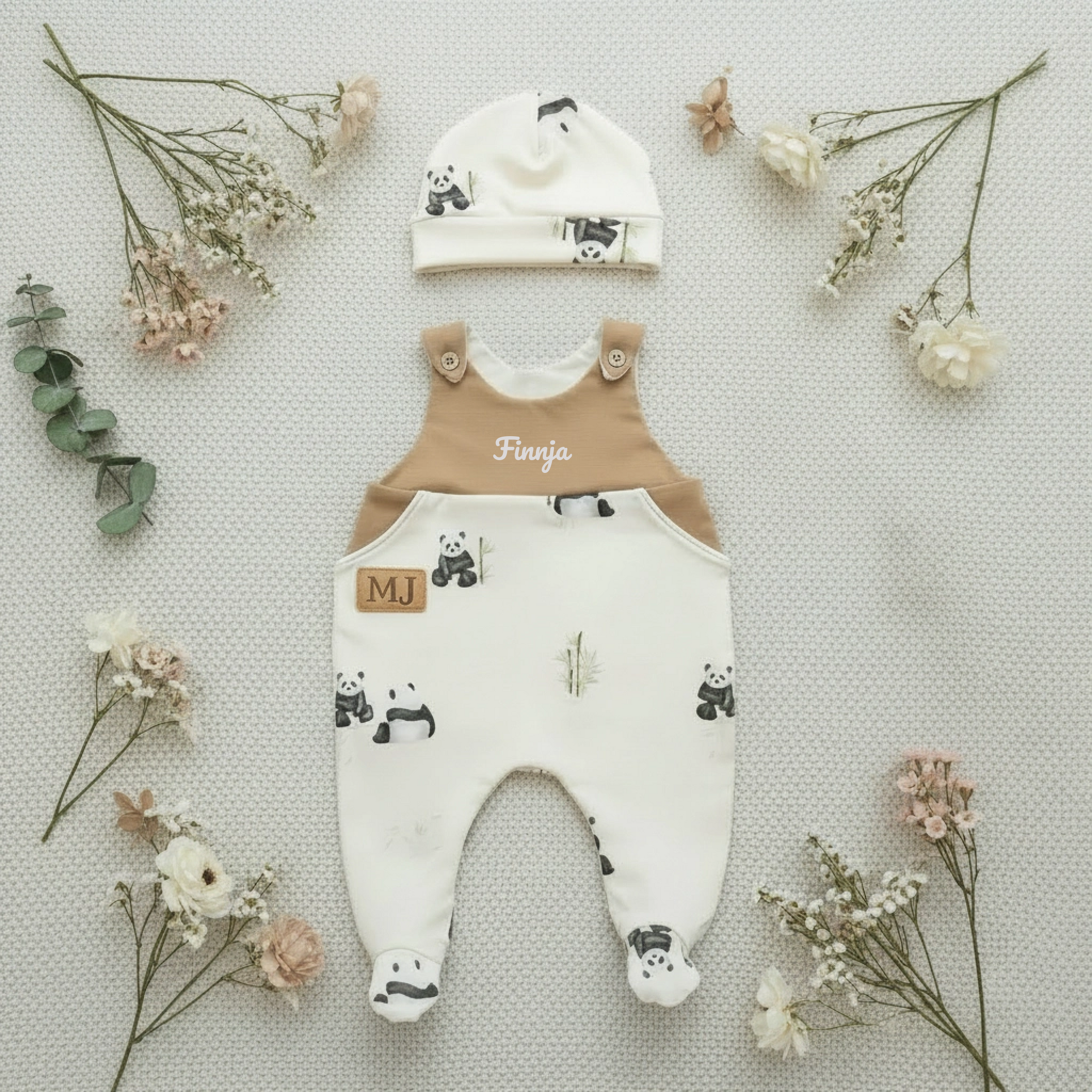 Lederfinkli personalisiert. Drei verschiedene Modelle von rosa Lederfinken für Mädchen mit herzigen Boho-Motiven, platziert auf weisser Garderobenbank.