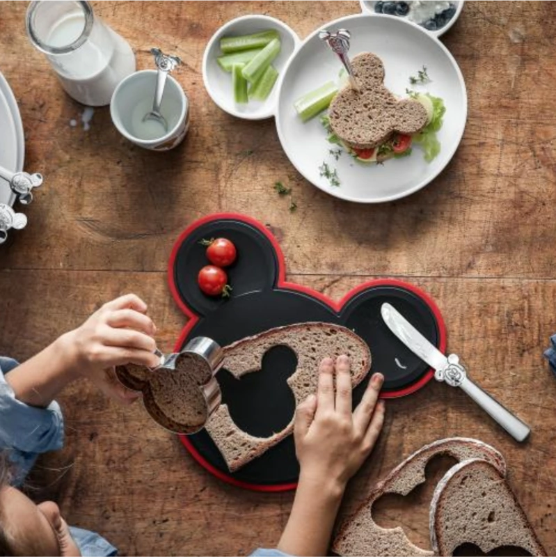Schwarzes Tischset für Kinder mit Mickey Mouse Motiv drauf.