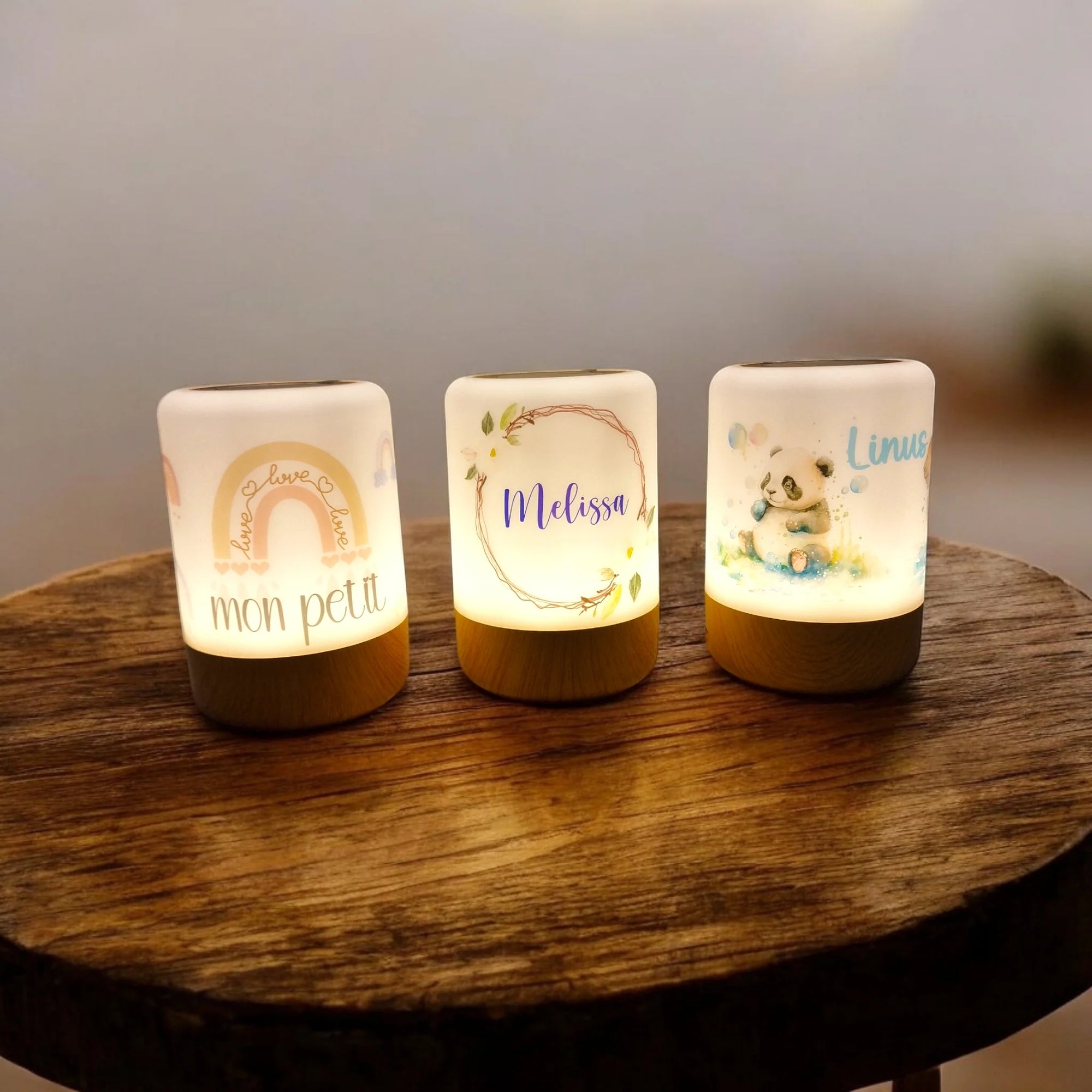 nachtlicht mit verschiedenen tiermotiven aquarell gemalt auf holzbank mit blumen im hintergrund