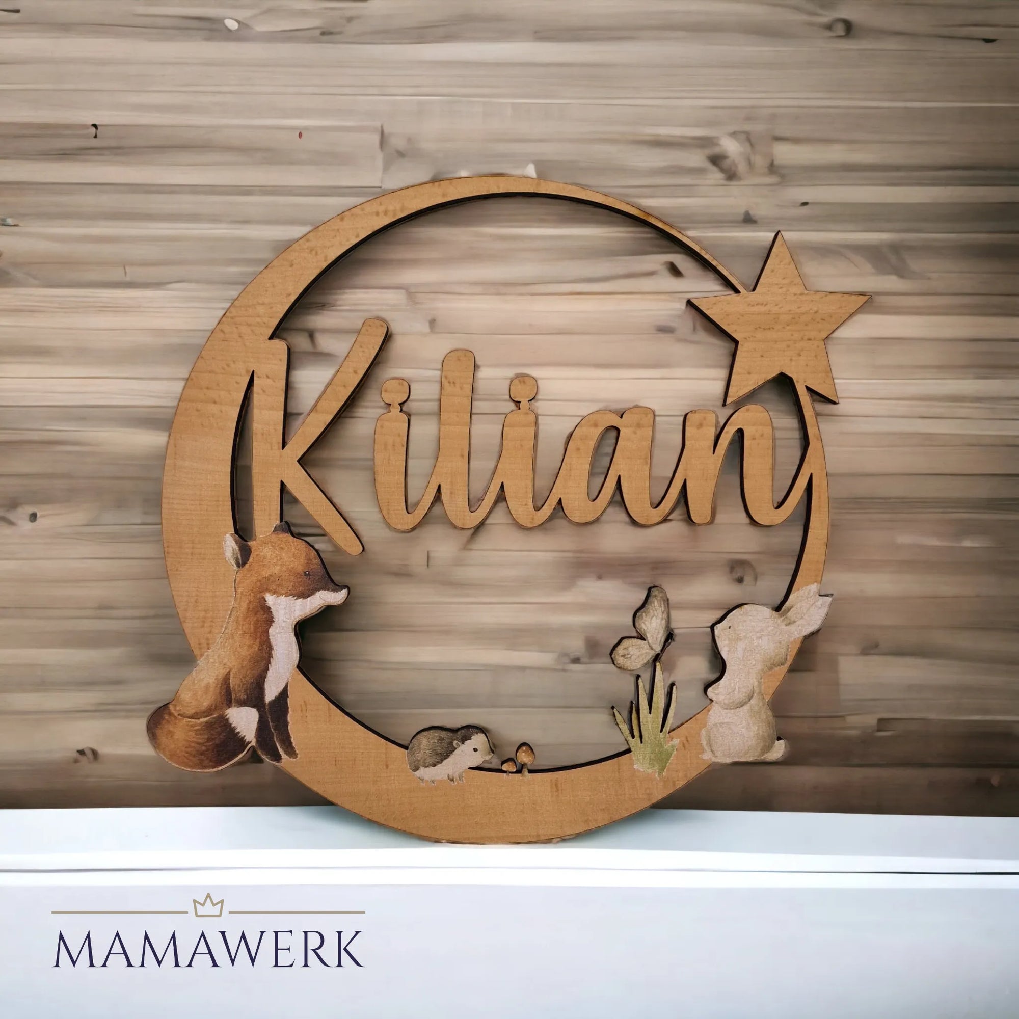 Rundes Namensschild von Mamawerk aus Holz mit bedrucktem Boho Fuchs, Igel und Hase.