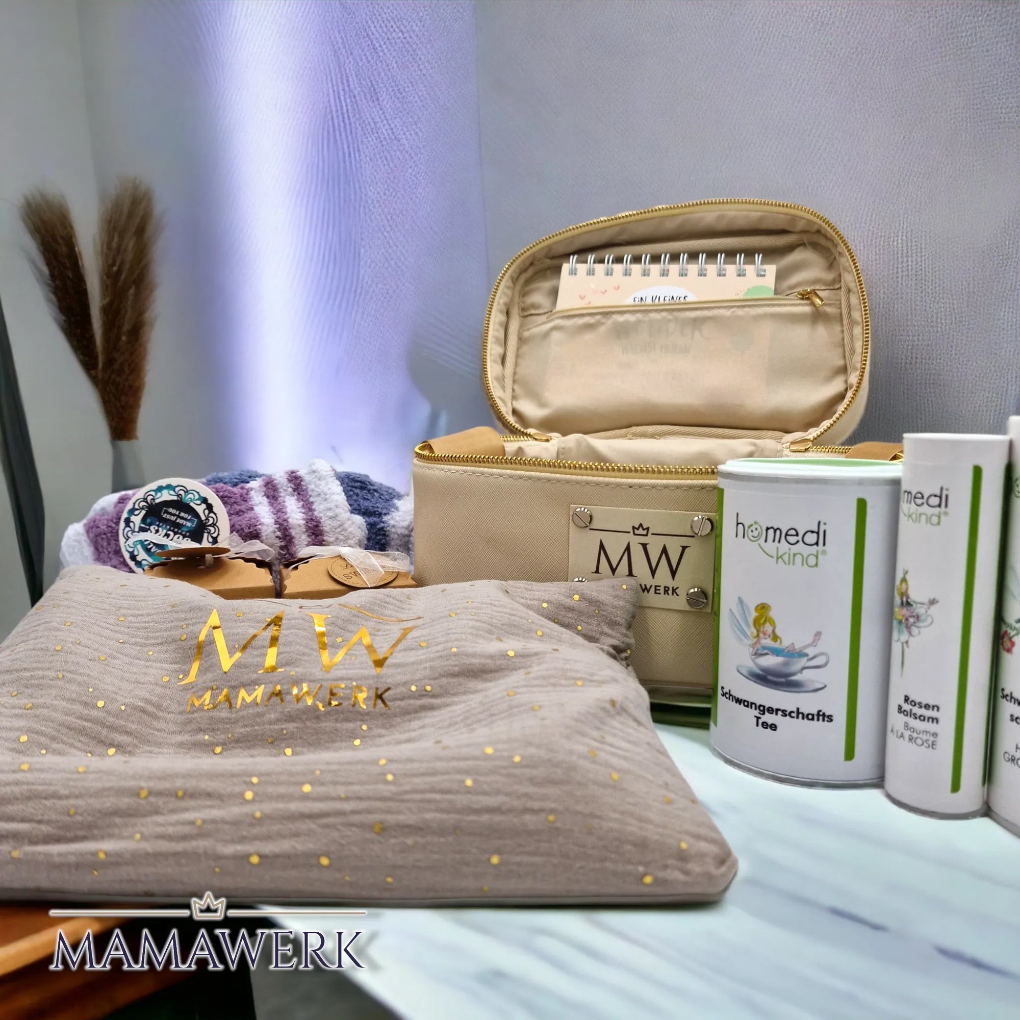 Geschenkset mit Kirschkernkissen, Homedi Pflegebalsam, Necessaire und Kuschesocken.