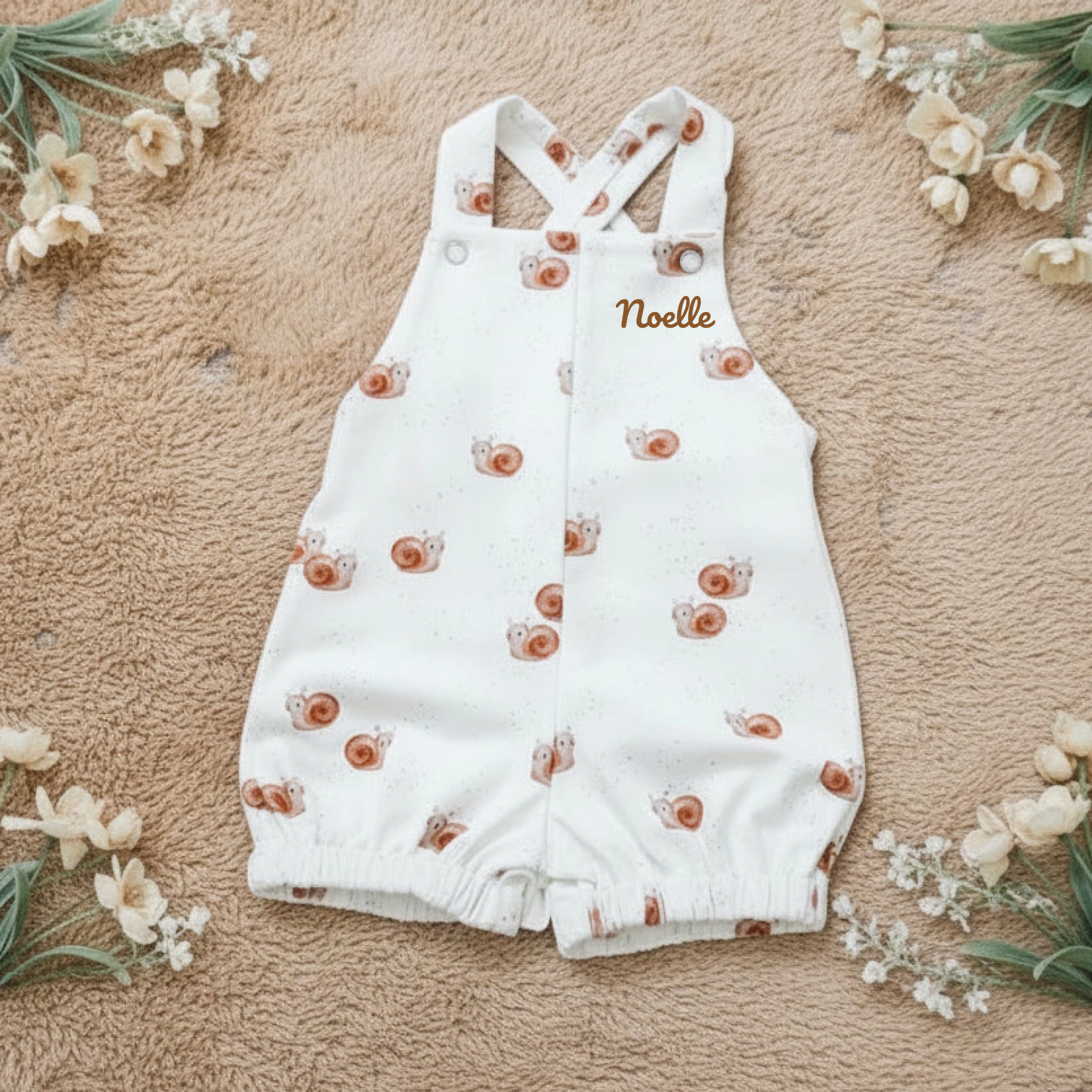 baby-latzhose schneckenmotiv handgenäht und personalisiert