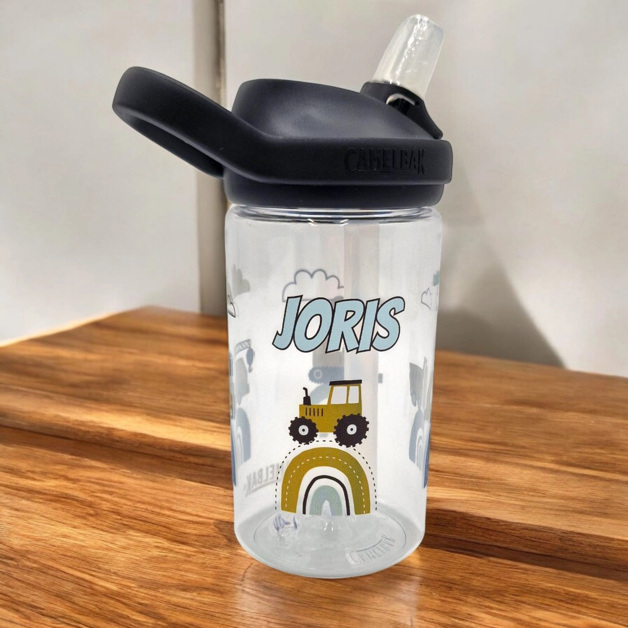Camelbak Kinder Trinkflasche Fahrzeuge. Clear weisse eddy Camelbak Trinkflasche für Kinder, mit Baustellenfahrzeug-Motiv und mit Namen personalisiert. Schwarzer Aufsatz mit Strohhalm.