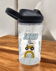Camelbak Kinder Trinkflasche Fahrzeuge. Clear weisse eddy Camelbak Trinkflasche für Kinder, mit Baustellenfahrzeug-Motiv und mit Namen personalisiert. Schwarzer Aufsatz mit Strohhalm.