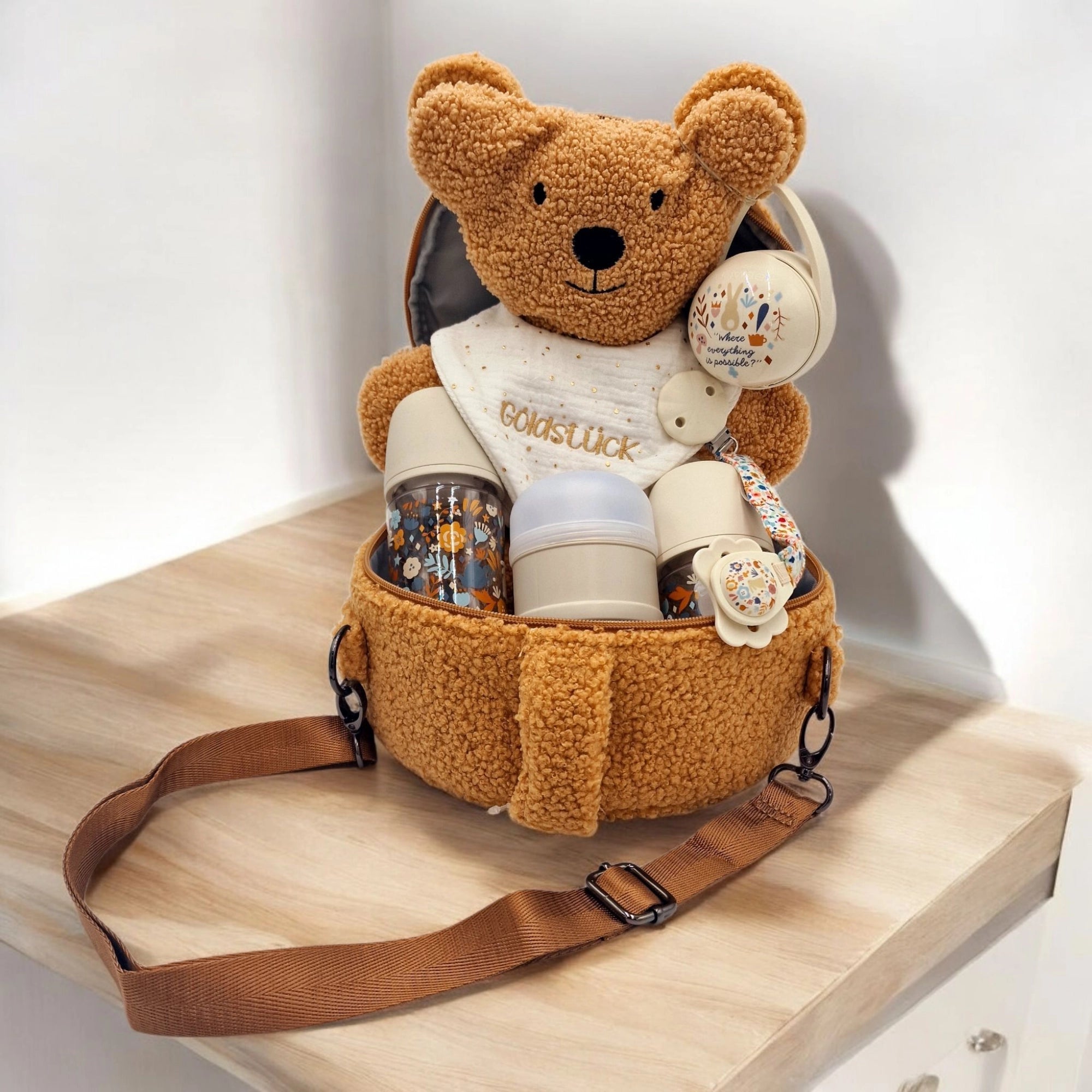 sehr süsses teddy köfferchen befüllt mit allen artikeln welche ein baby zum start braucht. personalisierbar ist es das perfekte geschenk zur geburt oder taufe