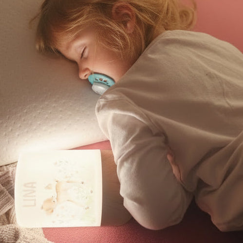 schlafendes kleinkind mit led Touch nachtlicht