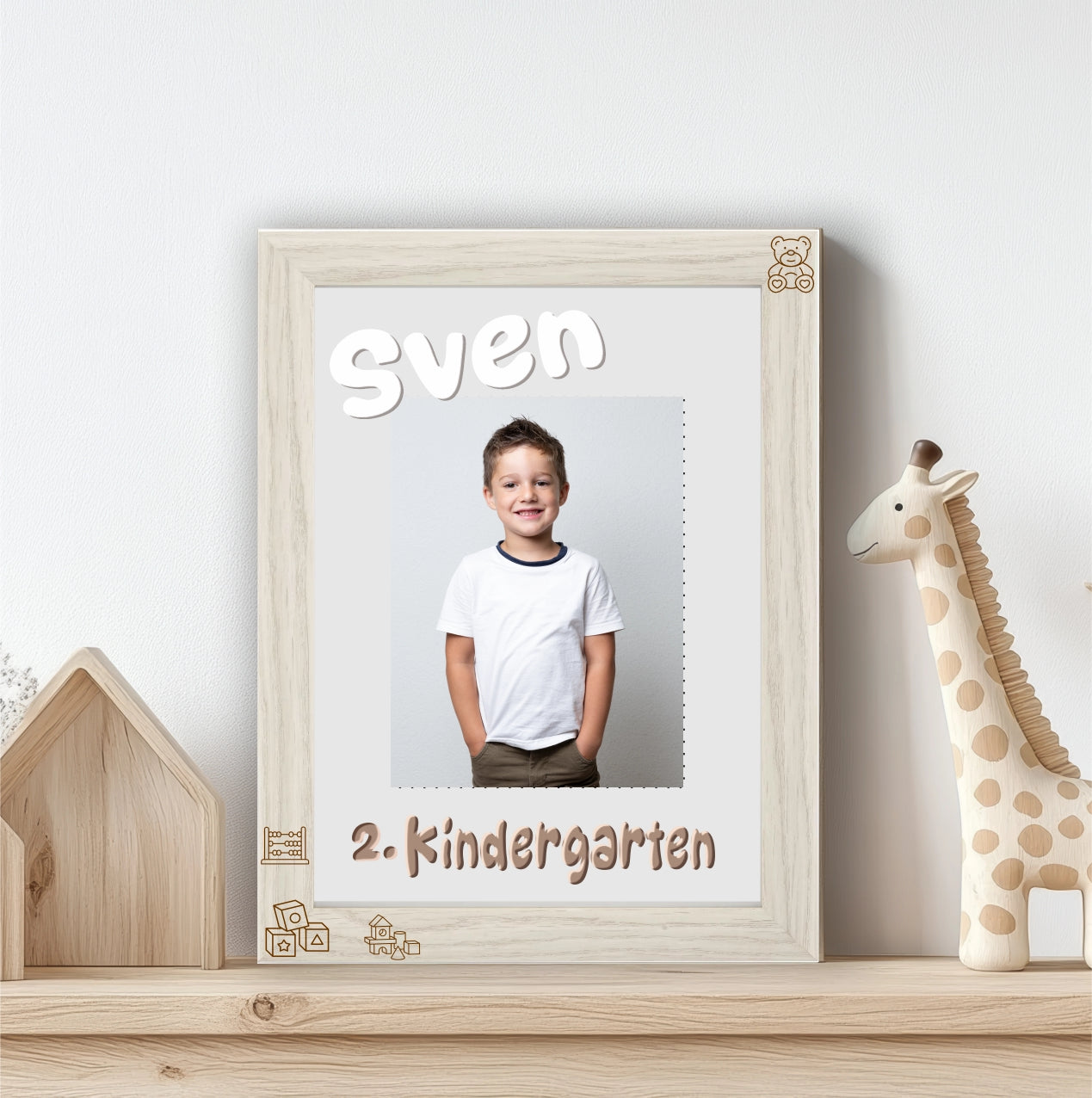 hübscher bilderrahmen in weissgrauem holzrahmen mit jungenfoto und personalisierungen