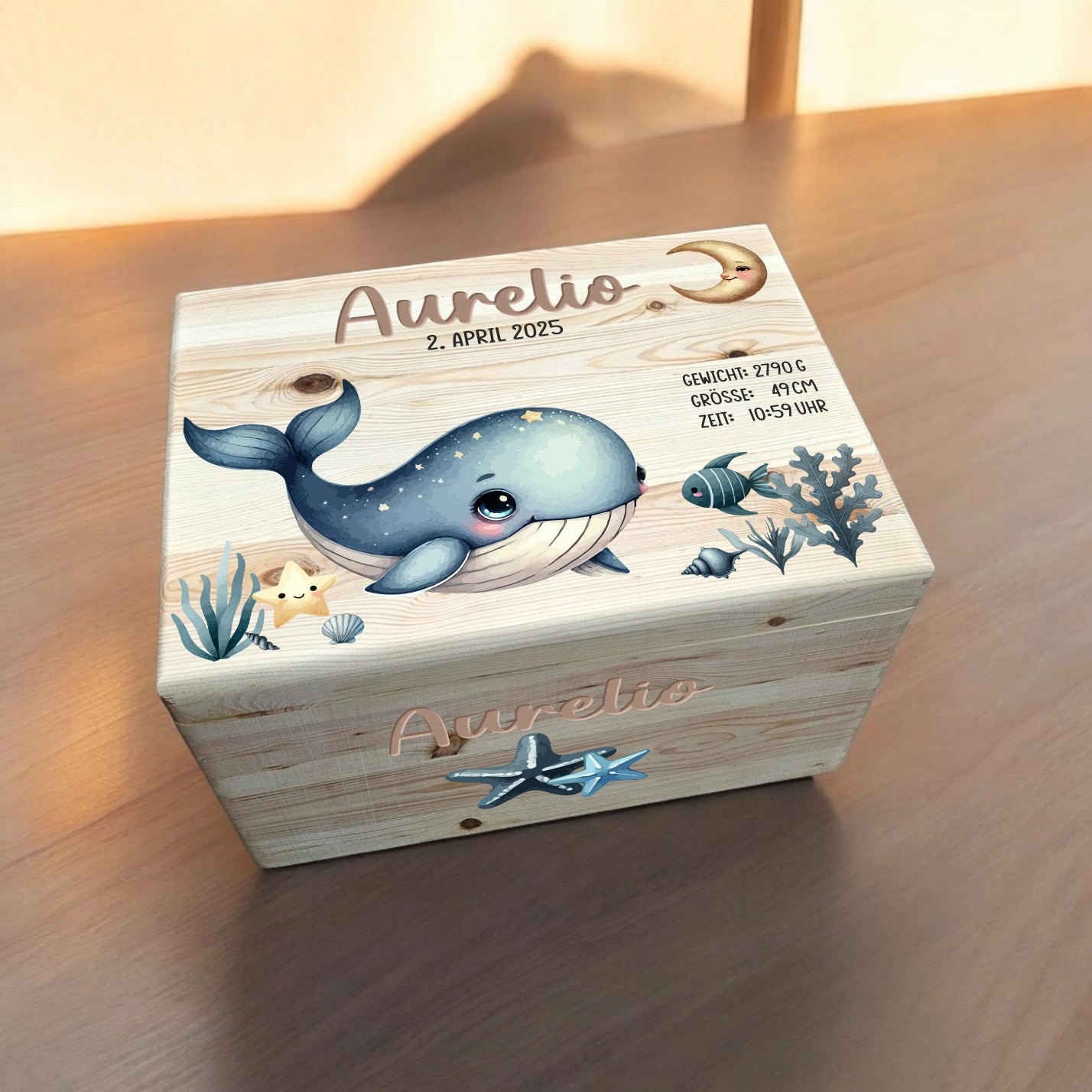 Süsse unterwasserwelt mit wal und mond auf holzkiste bedruckt mit Geburtsdaten und 3D Namen aus Acrylglas veredelt