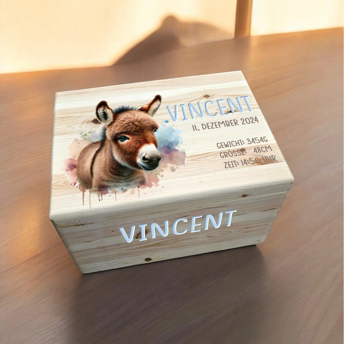 erinnerungskiste aus holz mit einem süssen Eseli bedruckt und personalisiert mit 3D Namen mit Geburtsdaten gelasert