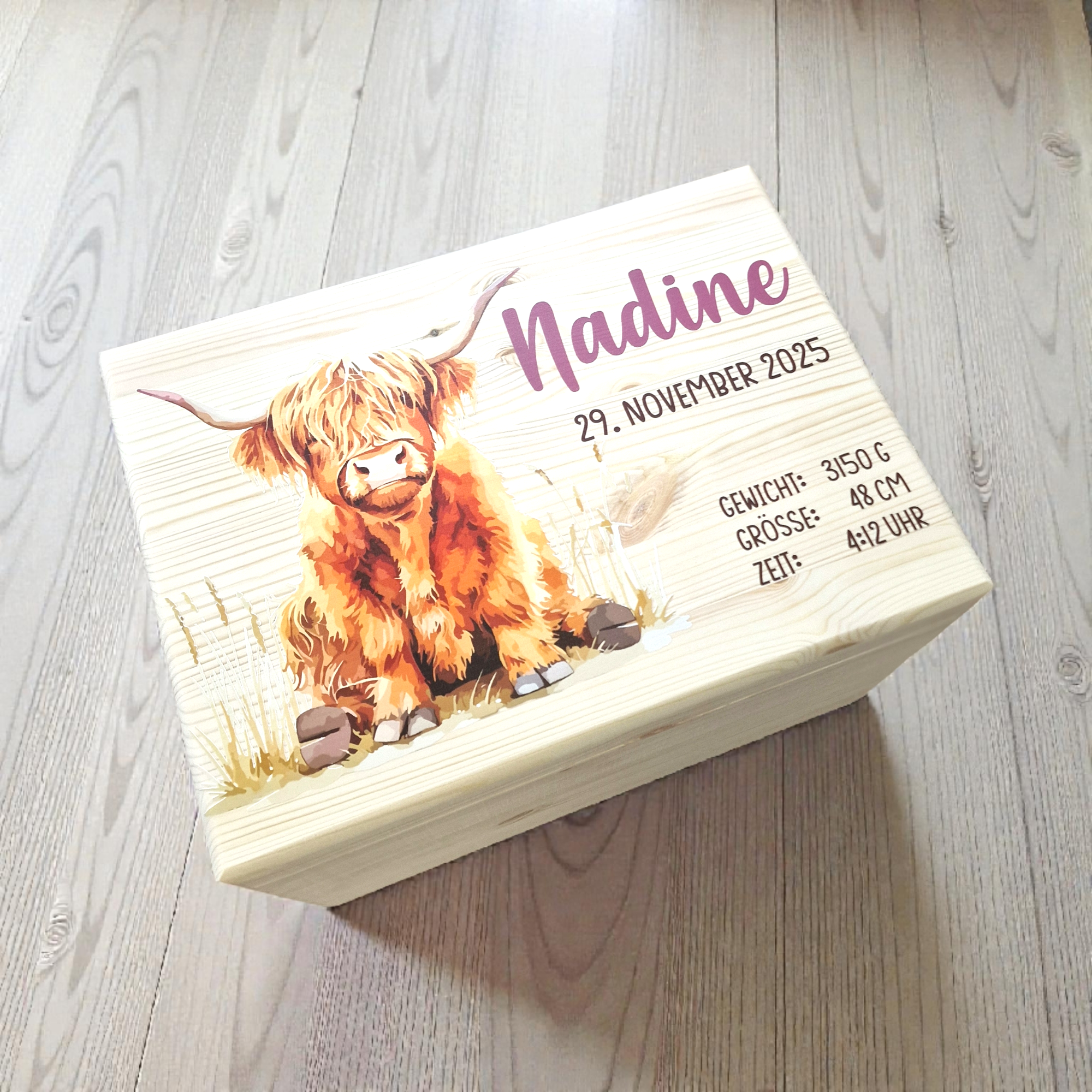 schöne holzige grosse Erinnerungskiste mit Hochlandrind Motiv und Namen wie Geburtsaten personalisiert