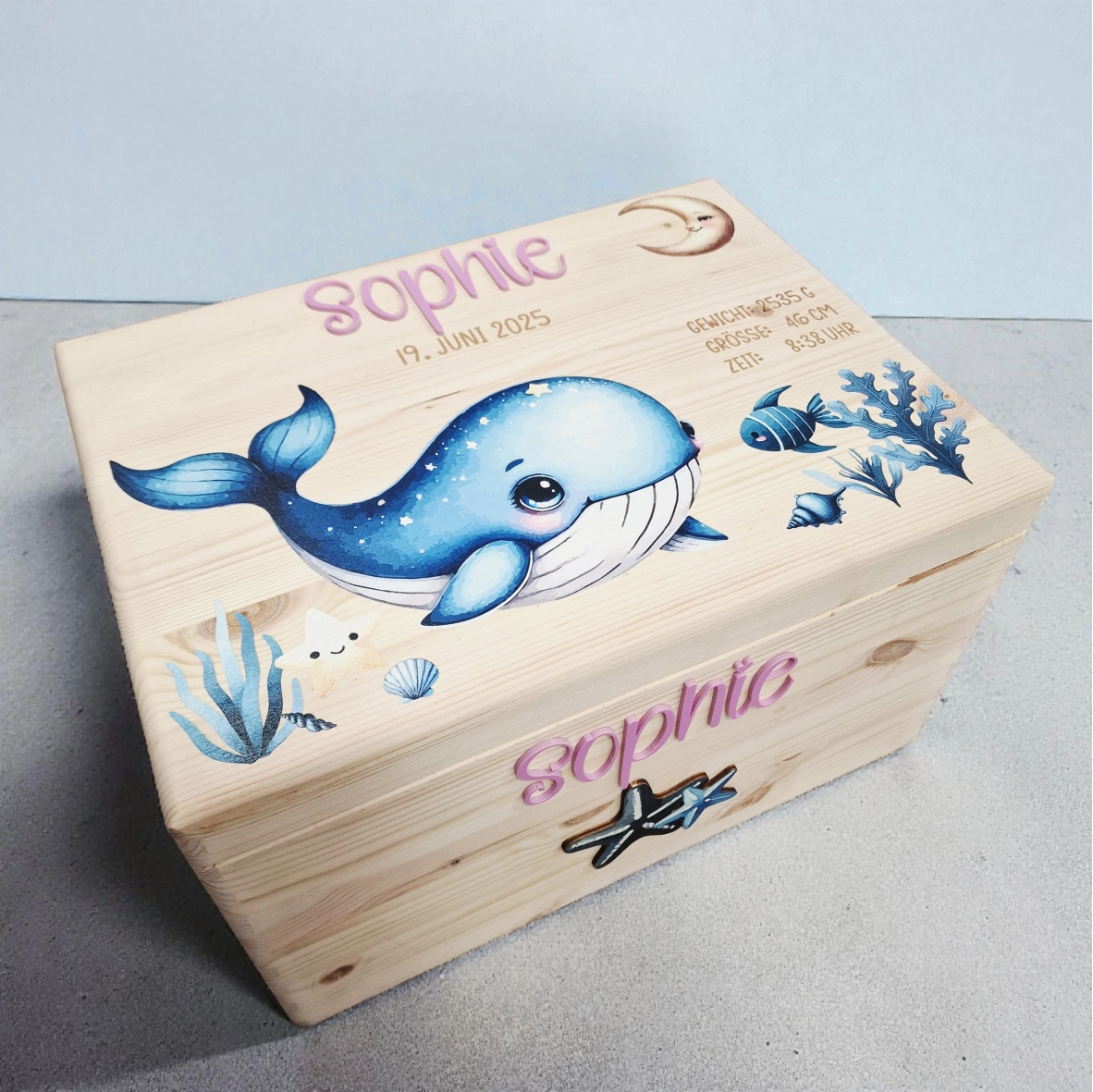 Süsse unterwasserwelt mit wal und mond auf holzkiste bedruckt mit Geburtsdaten und 3D Namen aus Acrylglas veredelt