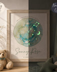 personalisierter glow dreams bilderrahmen sternzeichen fische mit mint und pastellblauem aquarell kraftkreis leuchtender sternkarte personalisiertem namen und geburtsdatum im hochwertigen holzrahmen